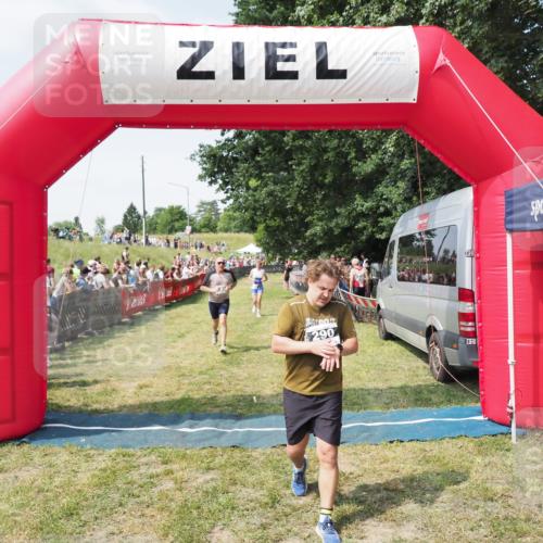 21.06.2025 - 27. Vierlanden-Triathlon MichiJ http://msf.ph/oto/8018860 15.06.2026 11:34:40 Ziel 290, 386, 595 meine-sportfotos.de
