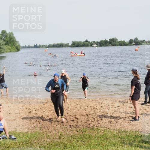 21.06.2025 - 27. Vierlanden-Triathlon MichiJ http://msf.ph/oto/8018868 15.06.2026 10:19:06 Schwimmen 478, 498, 543, 558 meine-sportfotos.de