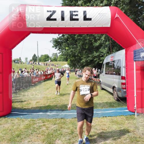 21.06.2025 - 27. Vierlanden-Triathlon MichiJ http://msf.ph/oto/8018888 15.06.2026 11:34:40 Ziel 290, 386, 595 meine-sportfotos.de