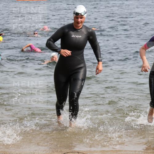 15.06.2025 - 27. Vierlanden-Triathlon Lena Gebhardt http://msf.ph/oto/8018894 15.06.2025 10:16:52 Schwimmen 471, 484, 501, 516, 551, 566, 595, 604, 610, 633 meine-sportfotos.de
