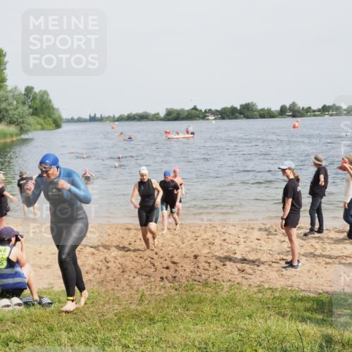 21.06.2025 - 27. Vierlanden-Triathlon MichiJ http://msf.ph/oto/8018933 15.06.2026 10:19:07 Schwimmen 478, 498, 543, 558 meine-sportfotos.de
