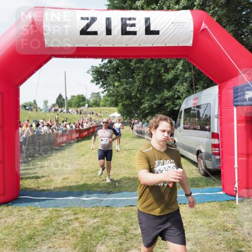 21.06.2025 - 27. Vierlanden-Triathlon MichiJ http://msf.ph/oto/8018936 15.06.2026 11:34:41 Ziel 290, 386, 595 meine-sportfotos.de