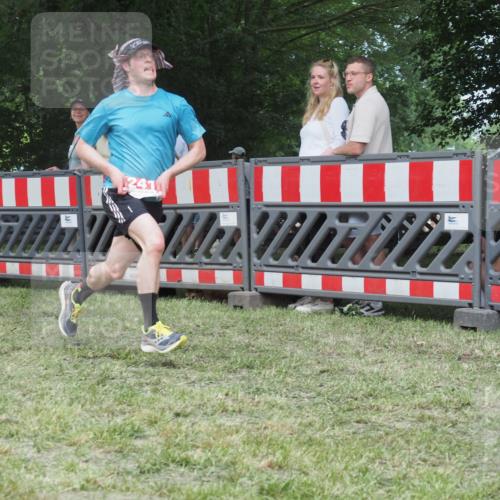 21.06.2025 - 27. Vierlanden-Triathlon KatJ http://msf.ph/oto/8018968 15.06.2025 13:18:44 Ziel 241, 855 meine-sportfotos.de