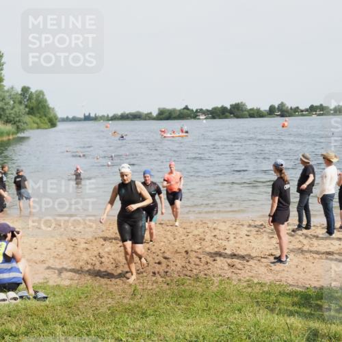 21.06.2025 - 27. Vierlanden-Triathlon MichiJ http://msf.ph/oto/8018970 15.06.2026 10:19:09 Schwimmen 478, 498, 543, 558 meine-sportfotos.de