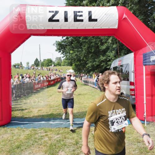 21.06.2025 - 27. Vierlanden-Triathlon MichiJ http://msf.ph/oto/8018972 15.06.2026 11:34:41 Ziel 290, 386, 595 meine-sportfotos.de