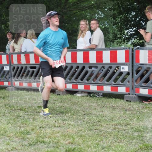21.06.2025 - 27. Vierlanden-Triathlon KatJ http://msf.ph/oto/8018979 15.06.2025 13:18:44 Ziel 241, 855 meine-sportfotos.de