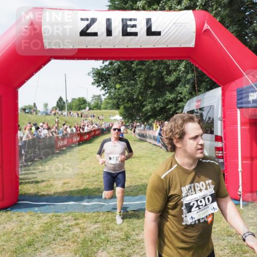21.06.2025 - 27. Vierlanden-Triathlon MichiJ http://msf.ph/oto/8018984 15.06.2026 11:34:41 Ziel 290, 386, 595 meine-sportfotos.de