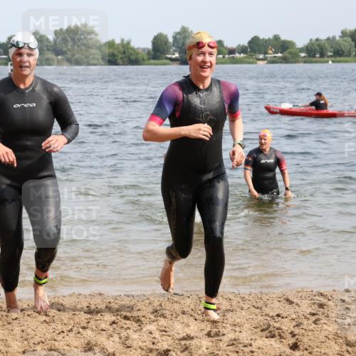 15.06.2025 - 27. Vierlanden-Triathlon Lena Gebhardt http://msf.ph/oto/8018998 15.06.2025 10:16:54 Schwimmen 471, 484, 501, 516, 551, 566, 567, 595, 604, 610, 633 meine-sportfotos.de