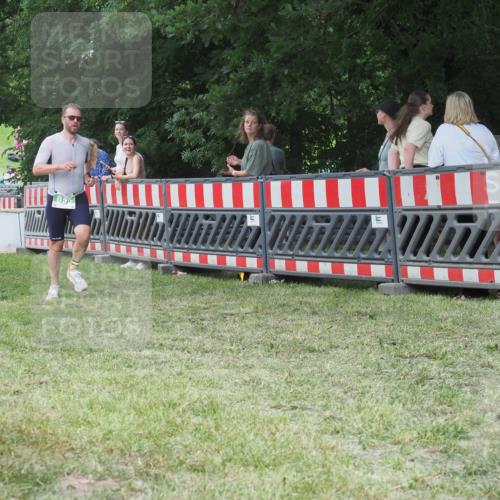 21.06.2025 - 27. Vierlanden-Triathlon KatJ http://msf.ph/oto/8019008 15.06.2025 13:18:45 Ziel 855 meine-sportfotos.de