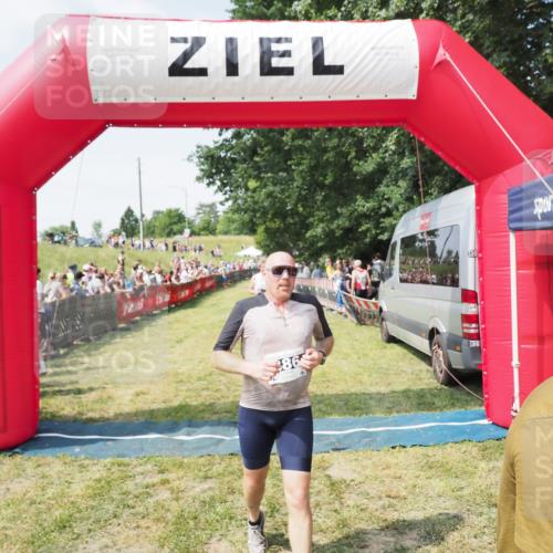 21.06.2025 - 27. Vierlanden-Triathlon MichiJ http://msf.ph/oto/8019029 15.06.2026 11:34:42 Ziel 290, 386, 595 meine-sportfotos.de