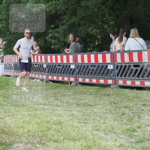 21.06.2025 - 27. Vierlanden-Triathlon KatJ http://msf.ph/oto/8019037 15.06.2025 13:18:45 Ziel 855 meine-sportfotos.de