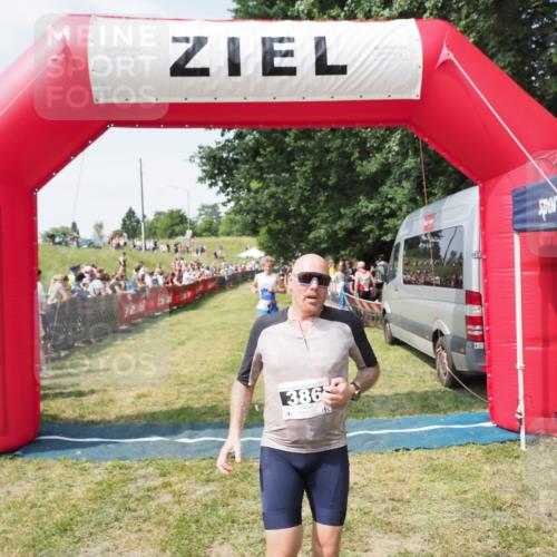 21.06.2025 - 27. Vierlanden-Triathlon MichiJ http://msf.ph/oto/8019057 15.06.2026 11:34:42 Ziel 290, 386, 595 meine-sportfotos.de