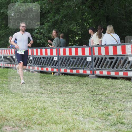 21.06.2025 - 27. Vierlanden-Triathlon KatJ http://msf.ph/oto/8019065 15.06.2025 13:18:45 Ziel 855 meine-sportfotos.de