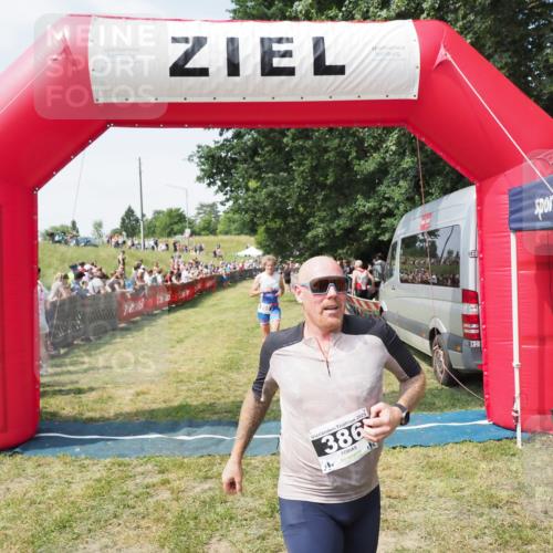 21.06.2025 - 27. Vierlanden-Triathlon MichiJ http://msf.ph/oto/8019086 15.06.2026 11:34:42 Ziel 290, 386, 595 meine-sportfotos.de