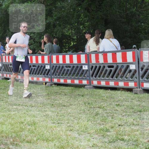 21.06.2025 - 27. Vierlanden-Triathlon KatJ http://msf.ph/oto/8019095 15.06.2025 13:18:46 Ziel 855 meine-sportfotos.de