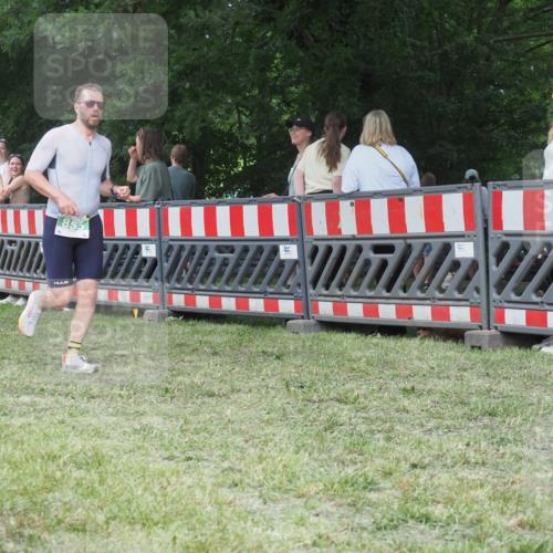 21.06.2025 - 27. Vierlanden-Triathlon KatJ http://msf.ph/oto/8019111 15.06.2025 13:18:46 Ziel 855 meine-sportfotos.de