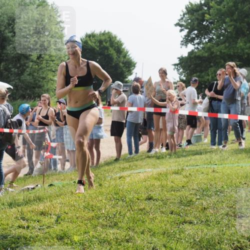 15.06.2025 - 27. Vierlanden-Triathlon KatJ http://msf.ph/oto/8019115 15.06.2025 10:18:27 Schwimmen 495, 535, 568, 586 meine-sportfotos.de