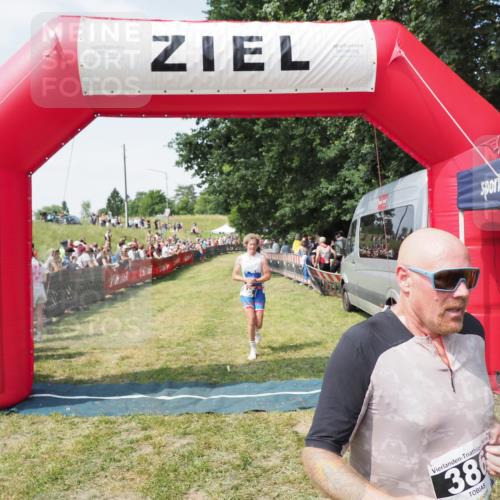 21.06.2025 - 27. Vierlanden-Triathlon MichiJ http://msf.ph/oto/8019129 15.06.2026 11:34:43 Ziel 290, 386, 595 meine-sportfotos.de