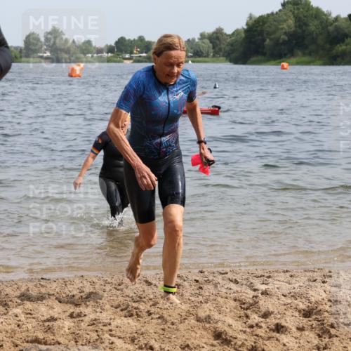 15.06.2025 - 27. Vierlanden-Triathlon Lena Gebhardt http://msf.ph/oto/8019138 15.06.2025 10:16:59 Schwimmen 471, 479, 484, 510, 551, 556, 566, 567, 595, 602, 610 meine-sportfotos.de