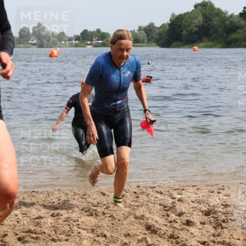 15.06.2025 - 27. Vierlanden-Triathlon Lena Gebhardt http://msf.ph/oto/8019144 15.06.2025 10:16:59 Schwimmen 471, 479, 484, 510, 551, 556, 566, 567, 595, 602, 610 meine-sportfotos.de