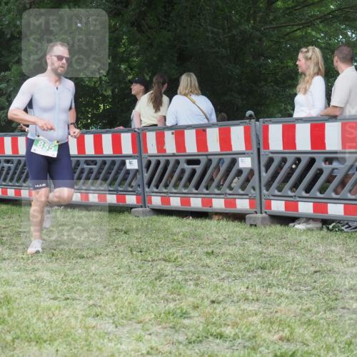 21.06.2025 - 27. Vierlanden-Triathlon KatJ http://msf.ph/oto/8019147 15.06.2025 13:18:46 Ziel 855 meine-sportfotos.de