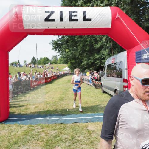 21.06.2025 - 27. Vierlanden-Triathlon MichiJ http://msf.ph/oto/8019157 15.06.2026 11:34:43 Ziel 290, 386, 595 meine-sportfotos.de