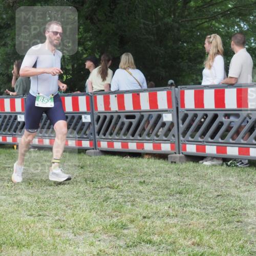 21.06.2025 - 27. Vierlanden-Triathlon KatJ http://msf.ph/oto/8019160 15.06.2025 13:18:46 Ziel 855 meine-sportfotos.de