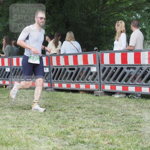 21.06.2025 - 27. Vierlanden-Triathlon KatJ http://msf.ph/oto/8019175 15.06.2025 13:18:46 Ziel 855 meine-sportfotos.de