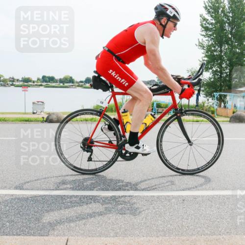 15.06.2025 - 27. Vierlanden-Triathlon H.Heesch http://msf.ph/oto/8019180 15.06.2025 10:22:10 Radfahren 16, 48, 417, 565, 592 meine-sportfotos.de