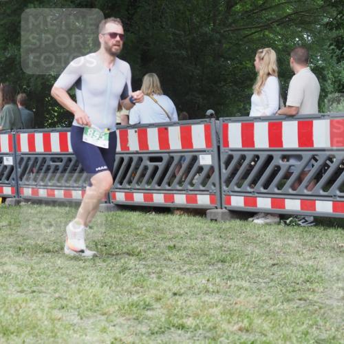 21.06.2025 - 27. Vierlanden-Triathlon KatJ http://msf.ph/oto/8019190 15.06.2025 13:18:47 Ziel 855 meine-sportfotos.de