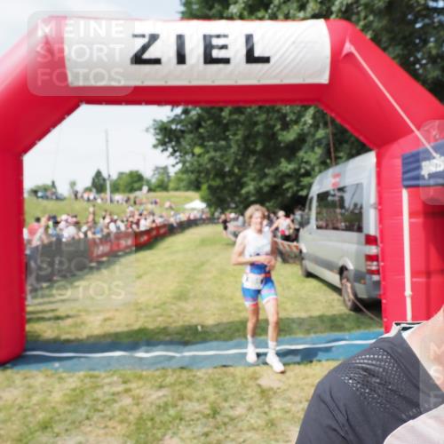 21.06.2025 - 27. Vierlanden-Triathlon MichiJ http://msf.ph/oto/8019216 15.06.2026 11:34:44 Ziel 290, 386, 595 meine-sportfotos.de