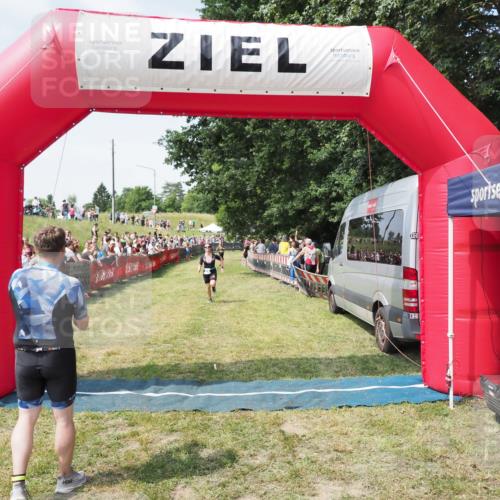 21.06.2025 - 27. Vierlanden-Triathlon MichiJ http://msf.ph/oto/8019226 15.06.2026 11:34:56 Ziel 579 meine-sportfotos.de