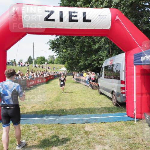 21.06.2025 - 27. Vierlanden-Triathlon MichiJ http://msf.ph/oto/8019250 15.06.2026 11:34:56 Ziel 579 meine-sportfotos.de