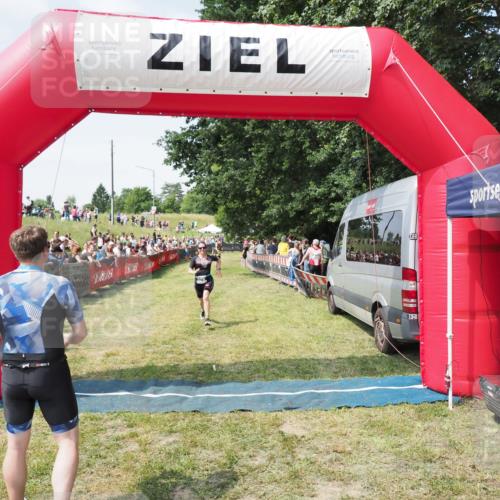 21.06.2025 - 27. Vierlanden-Triathlon MichiJ http://msf.ph/oto/8019273 15.06.2026 11:34:57 Ziel 579 meine-sportfotos.de