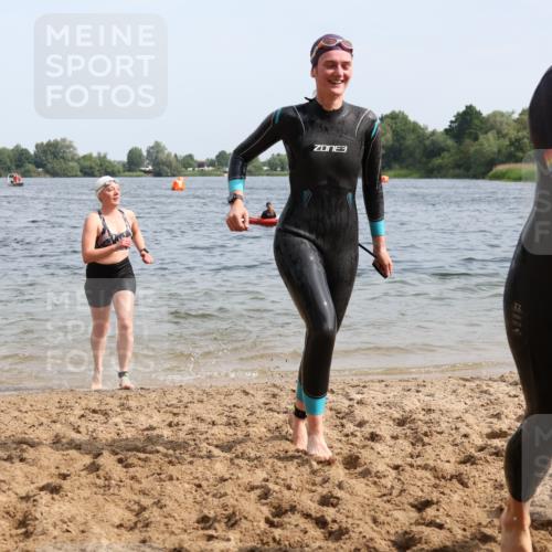 15.06.2025 - 27. Vierlanden-Triathlon Lena Gebhardt http://msf.ph/oto/8019282 15.06.2025 10:17:06 Schwimmen 471, 479, 484, 510, 556, 566, 567, 575, 602, 610 meine-sportfotos.de