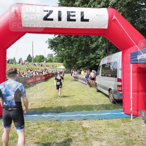 21.06.2025 - 27. Vierlanden-Triathlon MichiJ http://msf.ph/oto/8019285 15.06.2026 11:34:57 Ziel 579 meine-sportfotos.de