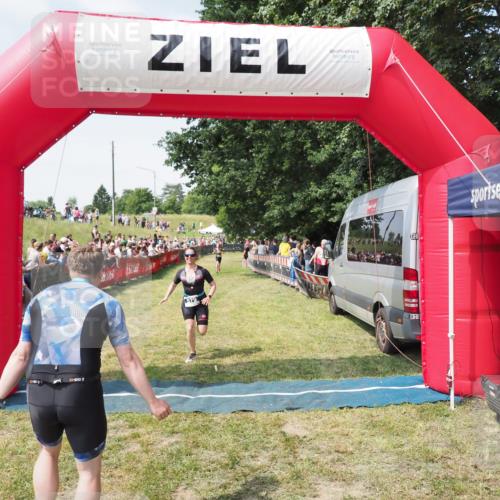 21.06.2025 - 27. Vierlanden-Triathlon MichiJ http://msf.ph/oto/8019309 15.06.2026 11:34:57 Ziel 579 meine-sportfotos.de