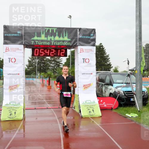 15.06.2025 - 7 Türme Triathlon Michael Strokosch http://msf.ph/oto/8019319 15.06.2025 15:42:12 Ziel 208 meine-sportfotos.de