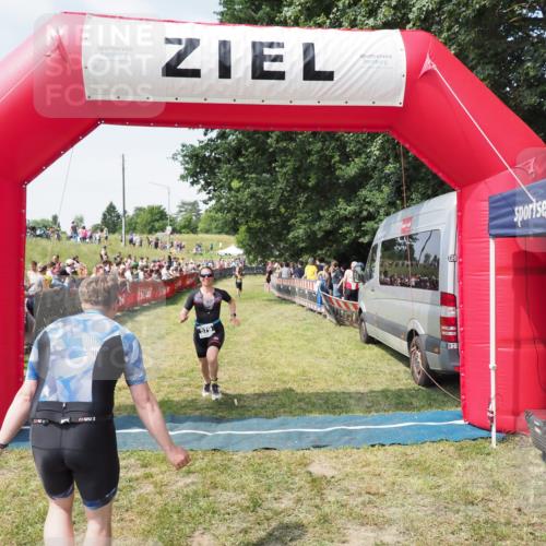 21.06.2025 - 27. Vierlanden-Triathlon MichiJ http://msf.ph/oto/8019323 15.06.2026 11:34:57 Ziel 579 meine-sportfotos.de