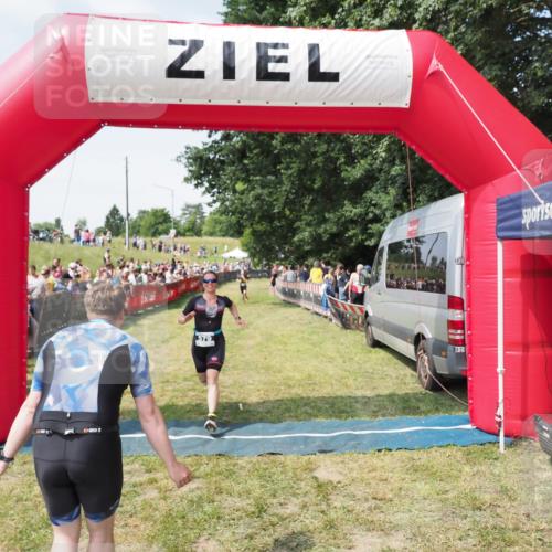 21.06.2025 - 27. Vierlanden-Triathlon MichiJ http://msf.ph/oto/8019334 15.06.2026 11:34:57 Ziel 579 meine-sportfotos.de
