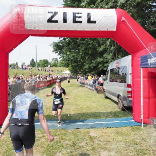 21.06.2025 - 27. Vierlanden-Triathlon MichiJ http://msf.ph/oto/8019346 15.06.2026 11:34:57 Ziel 579 meine-sportfotos.de