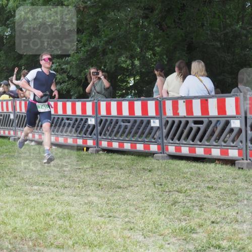21.06.2025 - 27. Vierlanden-Triathlon KatJ http://msf.ph/oto/8019360 15.06.2025 13:19:02 Ziel 646, 743 meine-sportfotos.de