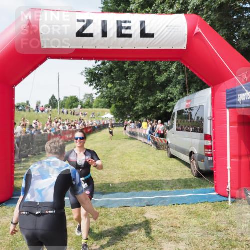 21.06.2025 - 27. Vierlanden-Triathlon MichiJ http://msf.ph/oto/8019383 15.06.2026 11:34:58 Ziel 579, 1395 meine-sportfotos.de