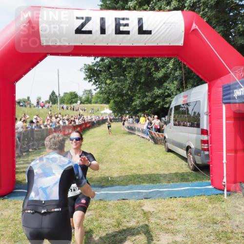 21.06.2025 - 27. Vierlanden-Triathlon MichiJ http://msf.ph/oto/8019397 15.06.2026 11:34:58 Ziel 579, 1395 meine-sportfotos.de