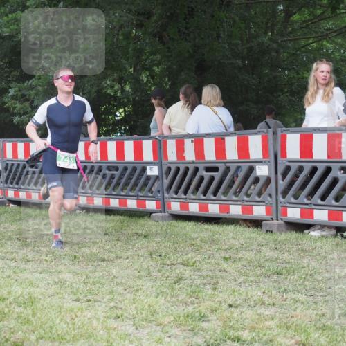 21.06.2025 - 27. Vierlanden-Triathlon KatJ http://msf.ph/oto/8019410 15.06.2025 13:19:02 Ziel 646, 743 meine-sportfotos.de