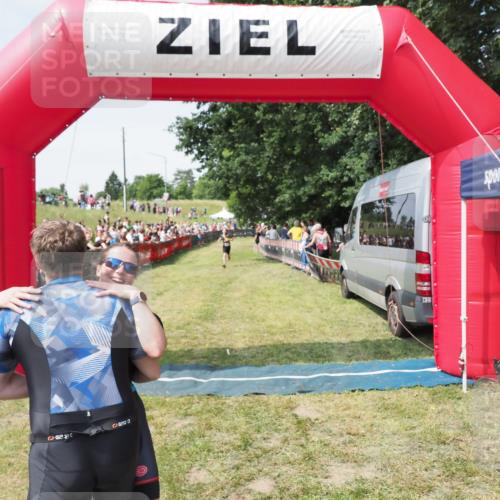 21.06.2025 - 27. Vierlanden-Triathlon MichiJ http://msf.ph/oto/8019412 15.06.2026 11:34:58 Ziel 579, 1395 meine-sportfotos.de