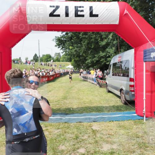 21.06.2025 - 27. Vierlanden-Triathlon MichiJ http://msf.ph/oto/8019429 15.06.2026 11:34:59 Ziel 579, 1395 meine-sportfotos.de