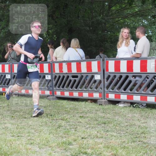 21.06.2025 - 27. Vierlanden-Triathlon KatJ http://msf.ph/oto/8019437 15.06.2025 13:19:02 Ziel 646, 743 meine-sportfotos.de