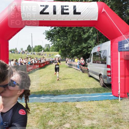 21.06.2025 - 27. Vierlanden-Triathlon MichiJ http://msf.ph/oto/8019440 15.06.2026 11:35:01 Ziel 579, 1395 meine-sportfotos.de