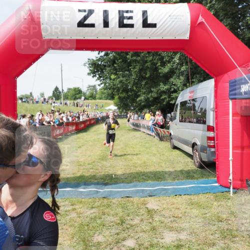 21.06.2025 - 27. Vierlanden-Triathlon MichiJ http://msf.ph/oto/8019453 15.06.2026 11:35:01 Ziel 579, 1395 meine-sportfotos.de